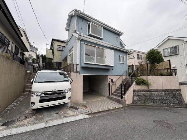 横浜市泉区白百合３丁目の中古一戸建の前面道路含む現地写真