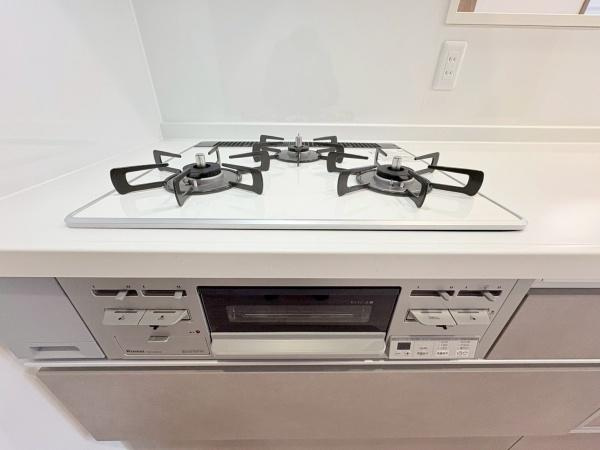 ルネ戸塚弥生台のキッチン|三ツ口コンロ・天板はお掃除がしやすく、一拭きで綺麗になります。忙しいときもサッと一拭き。