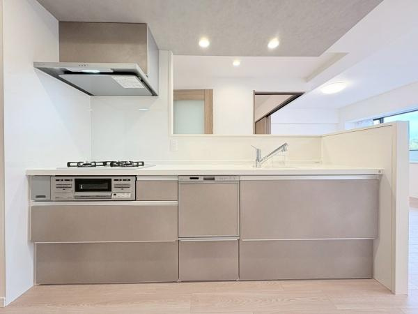 ルネ戸塚弥生台のキッチン|お部屋の色に合わせた落ち付きのあるお色のシステムキッチン・