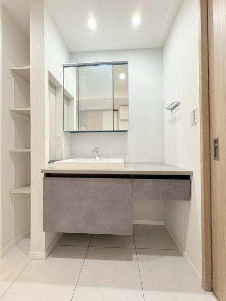 ルネ戸塚弥生台の独立洗面台|三面鏡。洗面化粧台。ありきたりなスタイルではなくオリジナル造作された雰囲気を持つ洗面化粧台、お色もお部屋に合わせて。収納スペースも充実しています。
