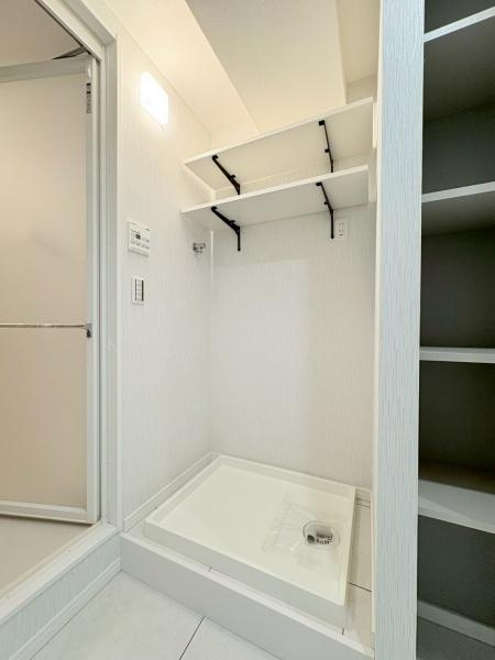 ルネ戸塚弥生台の独立洗面台|洗濯パン・可動棚付き。白で統一された空間で１日の疲れを癒されてください