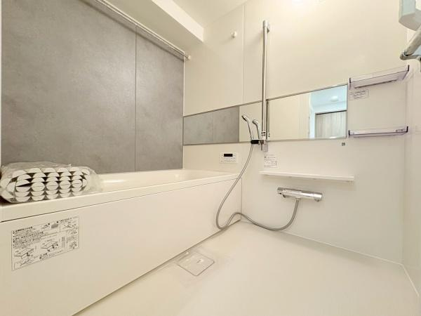 ルネ戸塚弥生台の浴室|１４１８ユニットバス。一日の疲れをいやしてくれる大きな浴槽、１面デザインパネルで落ち着いたバスタイムに。