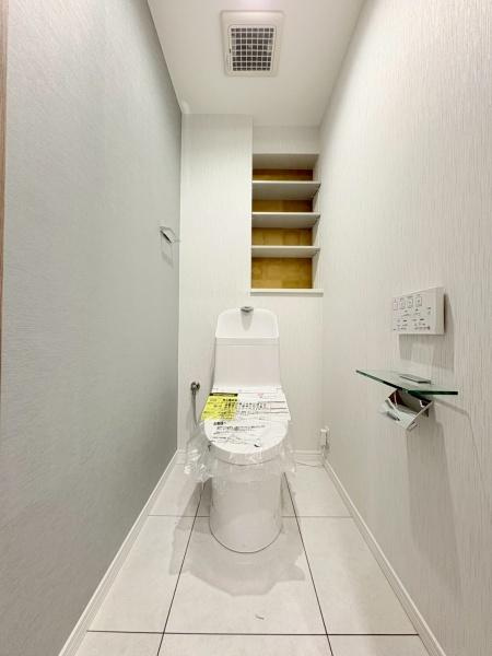 ルネ戸塚弥生台のトイレ|多機能トイレ・収納棚付き・白を基調とした清潔感ある空間。