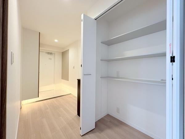 ルネ戸塚弥生台の居間・リビング|玄関収納・白を基調としたスタイリッシュな玄関、収納も充実。