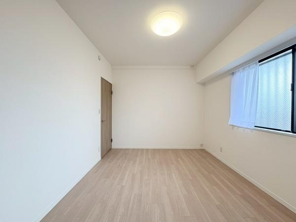 ルネ戸塚弥生台の洋室|西側7.1帖洋室・採光・通風の良い明るい空間。夕方まで明るく過ごせます。西側のお部屋・・風水で調べてみてください。楽しみが増えますね。
