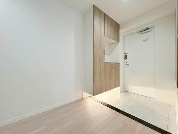 ルネ戸塚弥生台の玄関|清潔感ある落ち着いた広々玄関。シューズクロークも充実。棚には趣味の物、小物やお花を飾って。