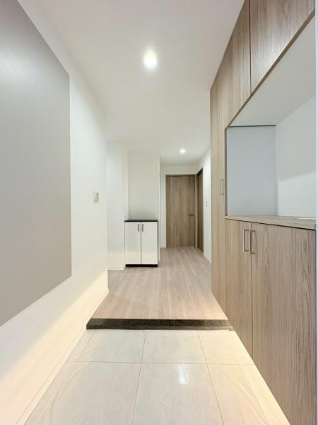 ルネ戸塚弥生台の玄関|玄関・ダウンライト・１面デザインクロス。素敵な玄関です。