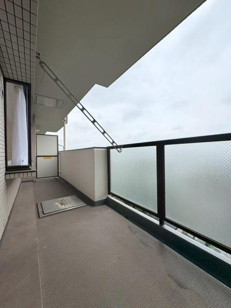 ルネ戸塚弥生台のその他|目隠し摺りガラスのバルコニー。お部屋の採光も取れますし、広さも感じられます。