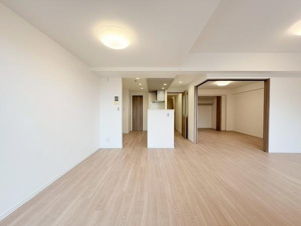 ルネ戸塚弥生台の居間・リビング|広々１８．４帖リビング。洋室６帖も解放するとキッチンからも見渡せるイベントルームに（お子さんのお誕生会やご親戚・ご家族のイベントにお使いいただけます）