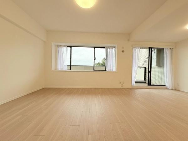 ルネ戸塚弥生台の居間・リビング|１８．４帖リビング・ファミリー層は雨の日も広いリビングで子供たちが遊べます。ご夫婦世帯は趣味のソファーを選ばれてとっておきの空間になさってください。広い壁でプロジェクターで映画鑑賞も。