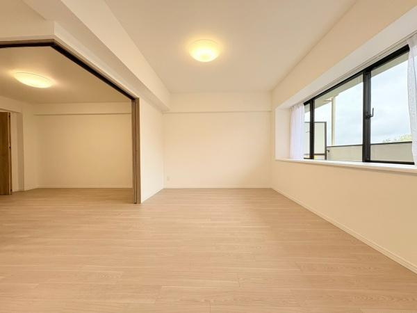 ルネ戸塚弥生台の居間・リビング|出窓の付いた明るいリビング１８．４帖・引き違い扉は個室にも、広々リビングにも変身させてくれます。