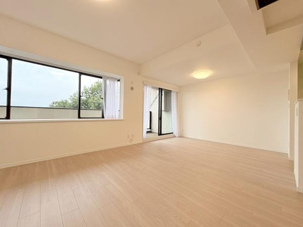 ルネ戸塚弥生台の居間・リビング|通風の良いリビング・１８．４帖