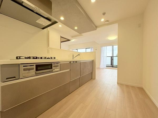 ルネ戸塚弥生台のキッチン|ビルトイン食洗器付き、システムキッチン。W2550使い勝手の良い広いキッチンです。