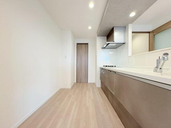 ルネ戸塚弥生台の居間・リビング|シンクも広く使い勝手良いシステムキッチン。床に合わせたデザインカラーも素敵です。