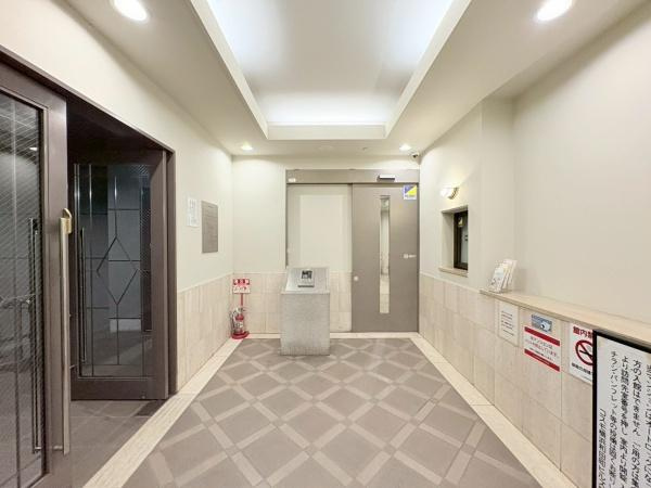 コスモ横浜和田町ヒルズのエントランス