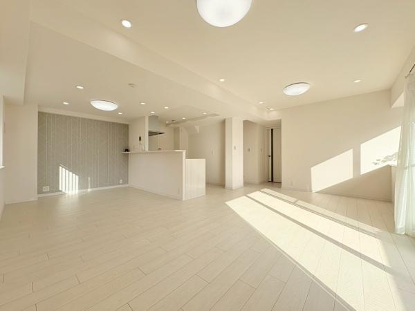 コスモ横浜和田町ヒルズの居間・リビング