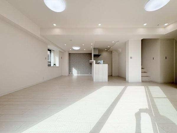 コスモ横浜和田町ヒルズの居間・リビング