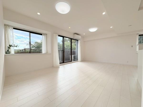 コスモ横浜和田町ヒルズの居間・リビング