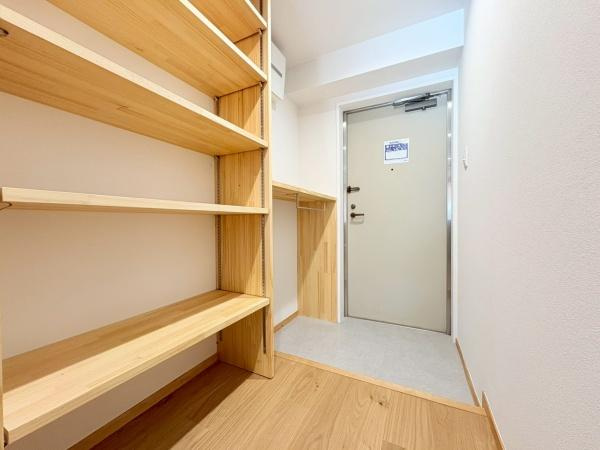 ライオンズマンション湘南秋谷の玄関|明るく広々とした玄関は、開放感があり温かみを感じさせてくれます。