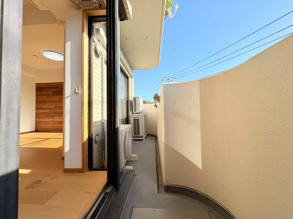 ライオンズマンション湘南秋谷のバルコニー|日当たり良好のバルコニーです。冬でも洗濯物がすぐ乾きそうですね。