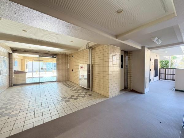 ライオンズマンション湘南秋谷のエントランス|広さのあるロビーです。