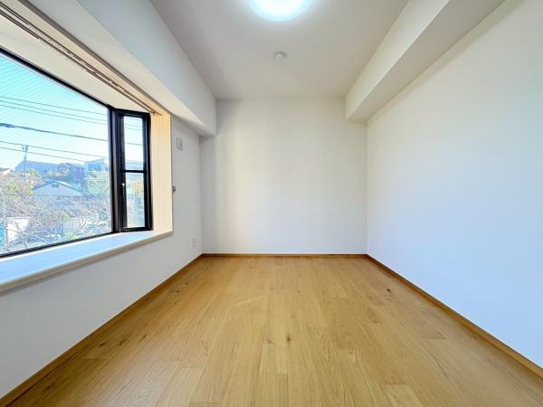 ライオンズマンション湘南秋谷の寝室|照明がなくても明るい居室です。