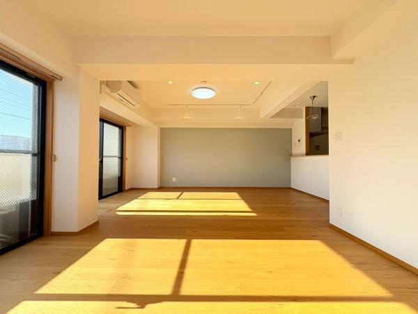 ライオンズマンション湘南秋谷の居間・リビング|日当たりの良いリビングです。