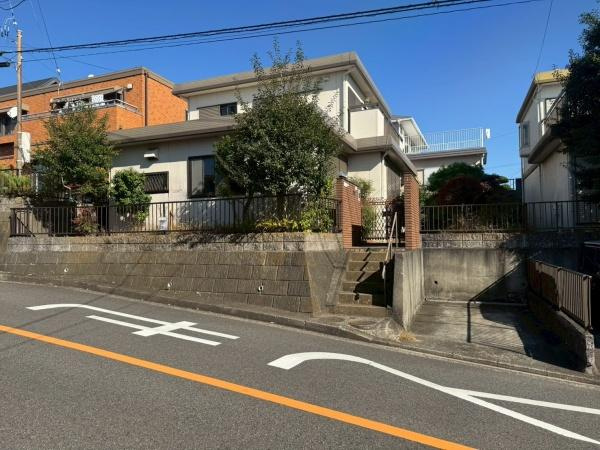 横浜市港南区下永谷２丁目の売地の前面道路含む現地写真