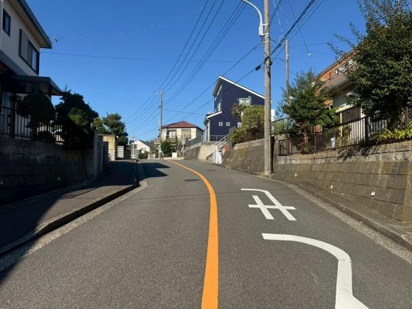 横浜市港南区下永谷２丁目の売地の前面道路含む現地写真