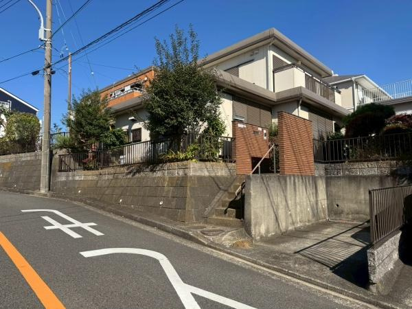 横浜市港南区下永谷２丁目の売地の前面道路含む現地写真