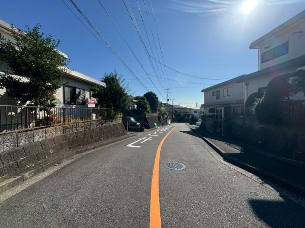横浜市港南区下永谷２丁目の売地の前面道路含む現地写真