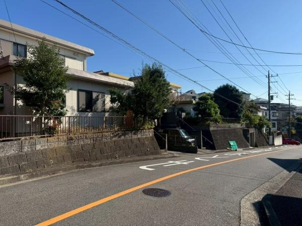 横浜市港南区下永谷２丁目の売地の前面道路含む現地写真