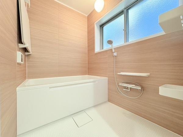 日生鳥見ヶ丘マンションの浴室|（2025年11月18日撮影）自動湯張り、たし湯、追い炊き、たし水、たし湯機能付き・窓があり通風も取れる浴槽です。