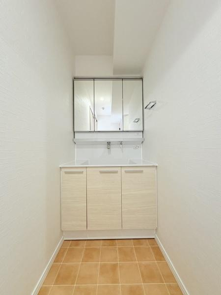 日生鳥見ヶ丘マンションの独立洗面台|（2025年11月18日撮影）シャワーヘッド・三面鏡付きの大き目な洗面化粧台