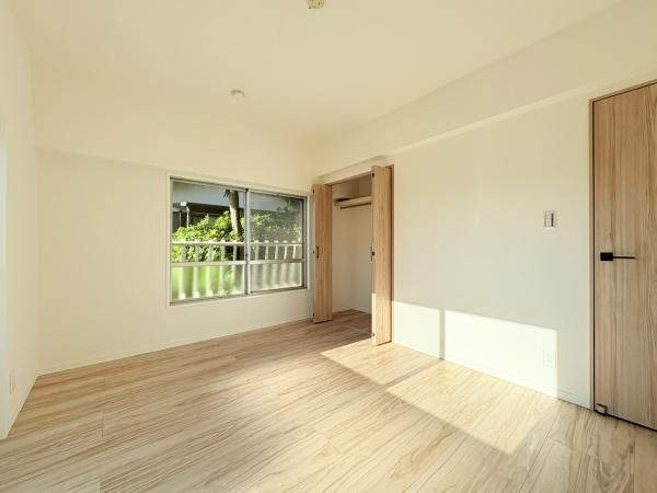 日生鳥見ヶ丘マンションの洋室|（2025年11月18日撮影）6.5帖洋室・小窓にはフラワーポットがかけられるスペースがあります。アイアンデザインがレトロ感満載で素敵です。