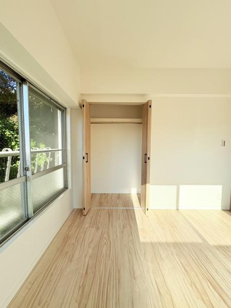 日生鳥見ヶ丘マンションの居間・リビング|（2025年11月18日撮影）アイアンデザインが素敵な格子付き、昭和の素敵なデザインそのままに。