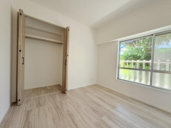 日生鳥見ヶ丘マンションの洋室|（2025年11月18日撮影）5.5帖洋室。枕棚の付いたクローゼット。