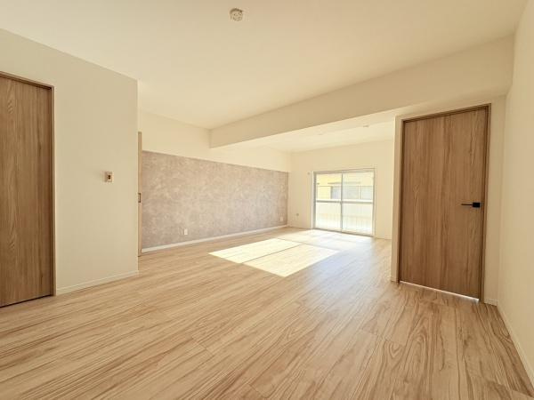 日生鳥見ヶ丘マンションの居間・リビング|広々20帖のLDK/収納もついています。デザインクロスがとても素敵ですね。（2025年11月18日撮影）