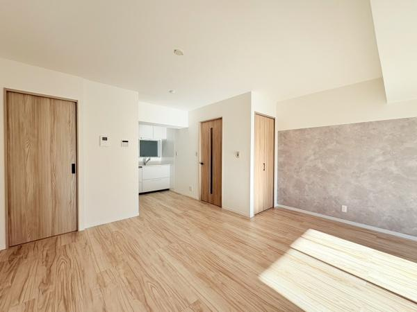 日生鳥見ヶ丘マンションの居間・リビング|（2025年11月18日撮影）ベランダ側から撮影。広々リビング家具選びが楽しくなります。