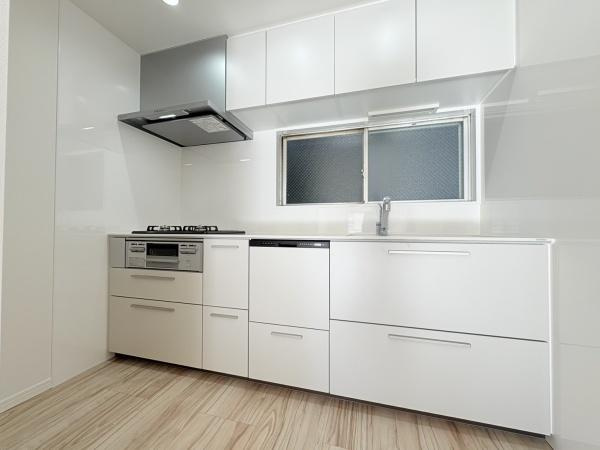 日生鳥見ヶ丘マンションのキッチン|ホワイトカラーの清潔感あるＴＯＴＯキッチン。ビルトイン食洗器はパナソニック製、三ツ口コンロでお料理も楽しくなりますね。