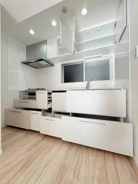 日生鳥見ヶ丘マンションのキッチン|（2025年11月18日撮影）収納豊富なシステムキッチン。備蓄本も沢山入ります