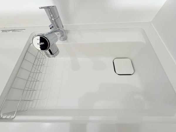 日生鳥見ヶ丘マンションのキッチン|（2025年11月18日撮影）シンクもホワイトカラーで統一。シャワー切り替えボタン付き。