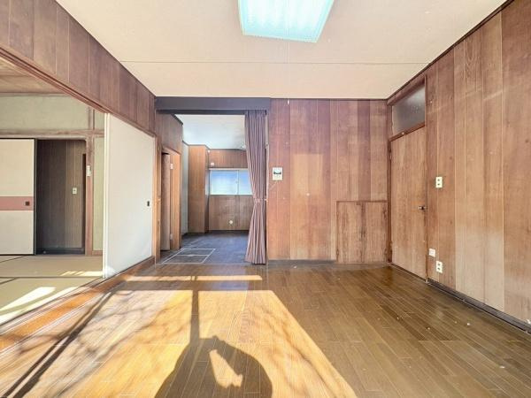 逗子市小坪６丁目の中古一戸建の内装|リビングに繋がってる和室です。