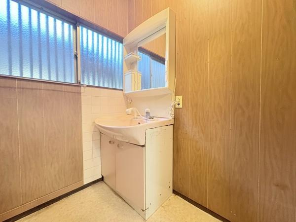 逗子市小坪６丁目の中古一戸建の独立洗面台|洗面室です。