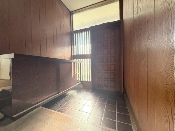 逗子市小坪６丁目の中古一戸建の玄関|シューズボックスと玄関です。