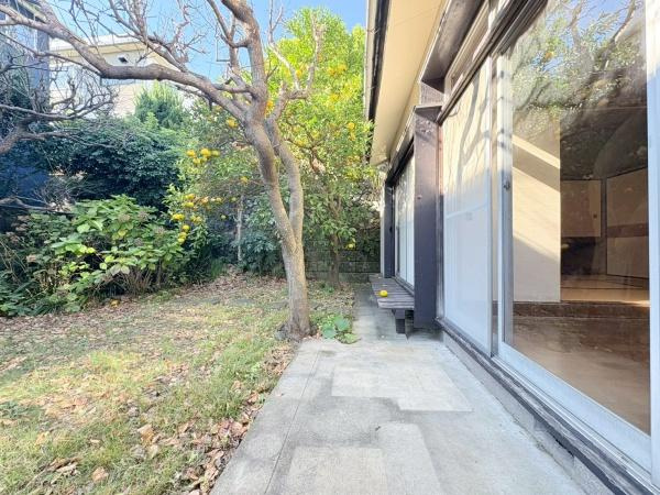 逗子市小坪６丁目の中古一戸建のバルコニー|日当たり良好のバルコニーです。冬でも洗濯物がすぐ乾きそうですね。