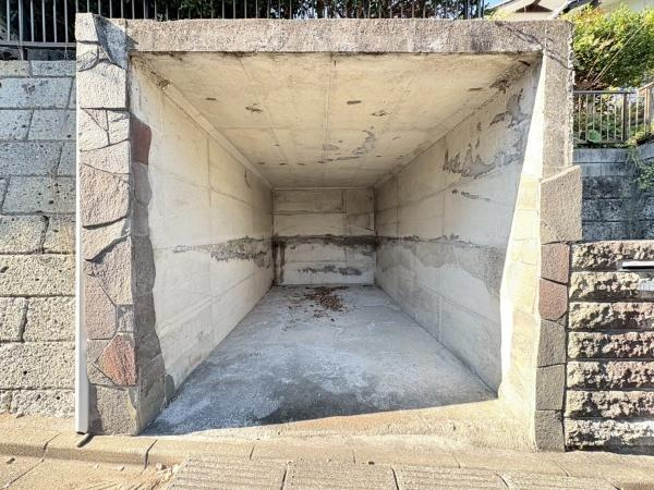 逗子市小坪６丁目の中古一戸建の駐車場|カースペースです。お車の他に自転車等も駐輪可能です。