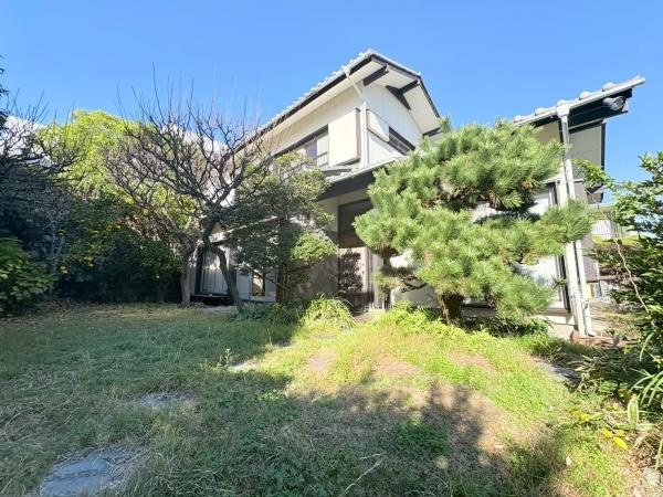 逗子市小坪６丁目の中古一戸建のその他|外観と庭です。