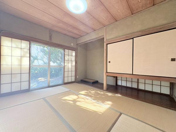 逗子市小坪６丁目の中古一戸建の内装|和室に縁側があります。
