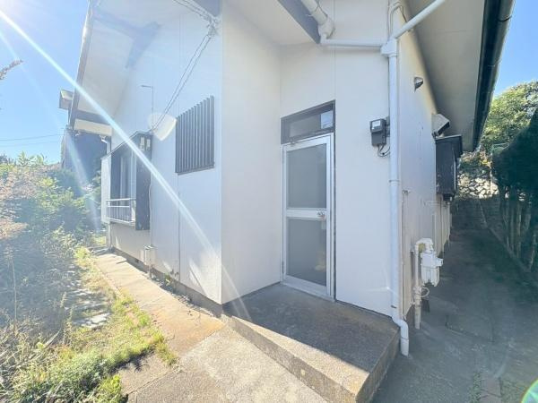 逗子市小坪６丁目の中古一戸建のその他|キッチンに繋がってる勝手口です。